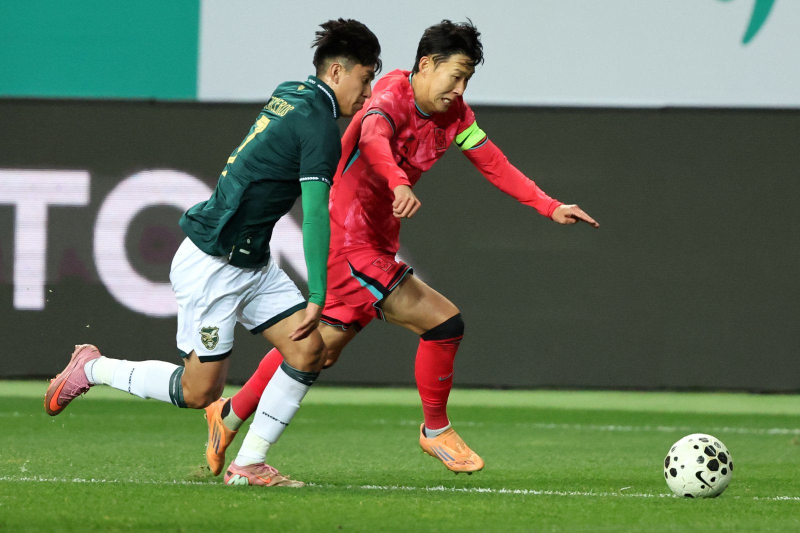 손흥민 환상 프리킥 골-<b>조규성 복귀골</b>…홍명보호, 볼리비아에 2-0 승리