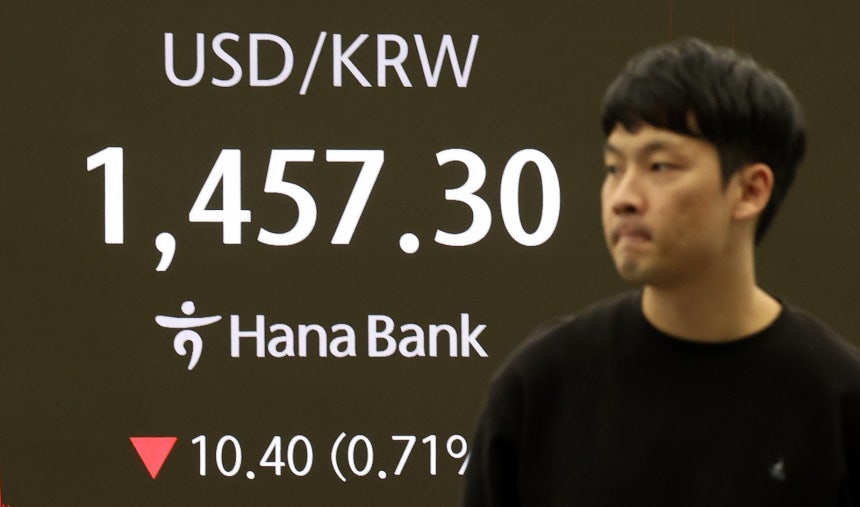 서울 외환시장에서 원·달러 환율이 전 거래일 주간거래 종가(1467.7원)보다 10.7원 오른 1457.0원에 주간 거래를 마감한 14일 오후 서울 중구 하나은행 본점 딜링룸에서 