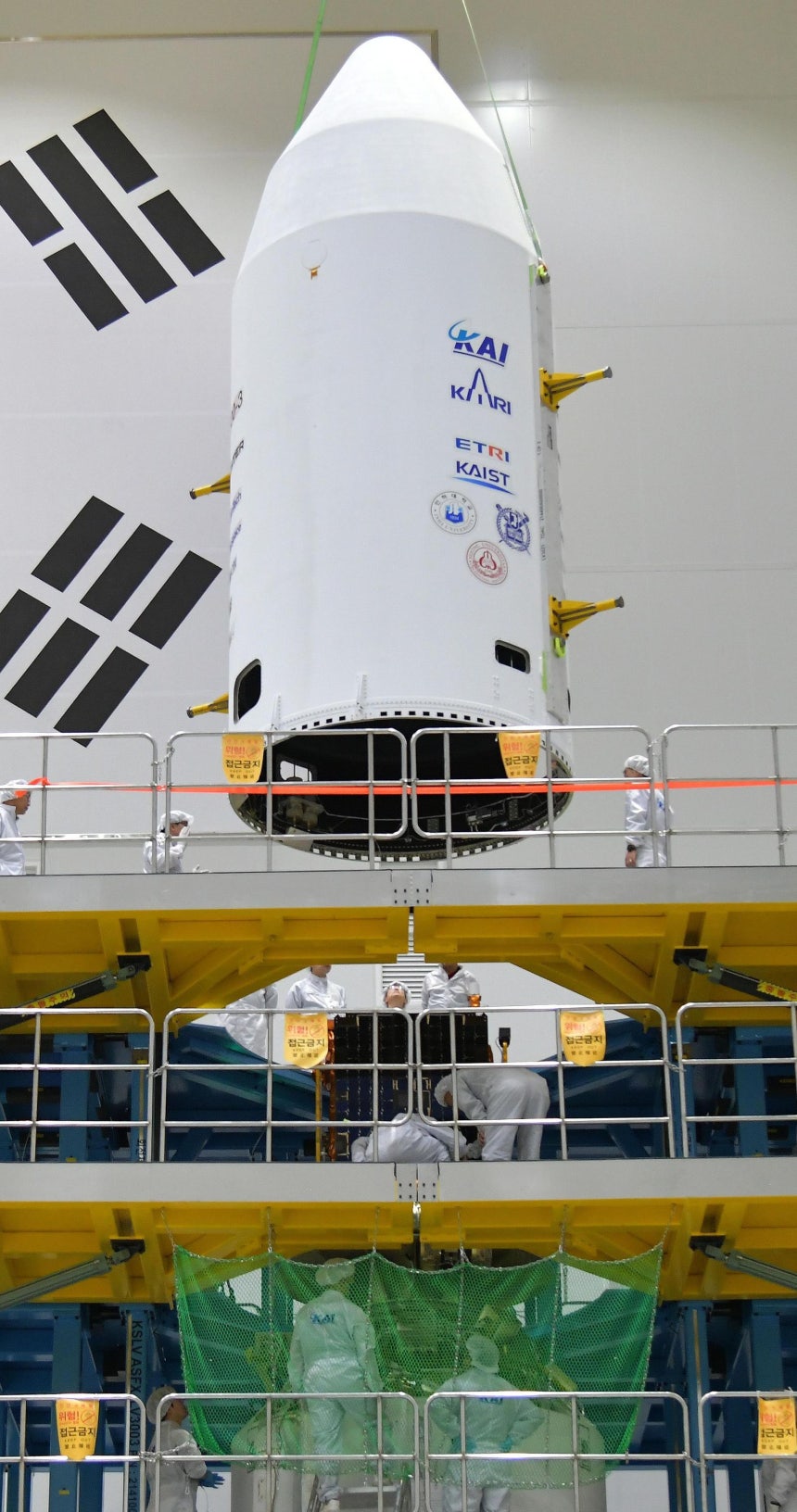 전남 고흥군 나로우주센터 위성시험동에서 탑재 위성이 실리는 누리호 3단에 페어링(덮개) 장착 작업이 진행되고 있다. 한국항공우주연구원은 27일로 예정된 4차 발사를 위해 1∼3단 