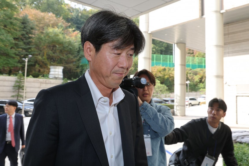 대장동 개발 비리 의혹 사건에 연루돼 특정경제범죄 가중처벌법상 배임 등 혐의로 기소된 남욱 변호사가 31일 서울 서초구 서울중앙지방법원에서 열린 1심 선고공판에 출석하고 있다. 2