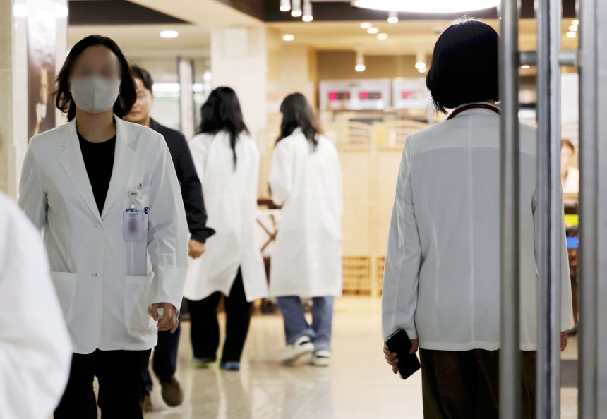 10월 20일 서울 시내 한 대학병원에서 의료진들이 이동하고 있다. 2025.10.20&#160;뉴시스