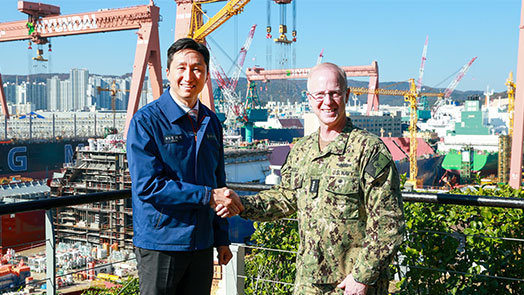 정기선 HD현대 회장(왼쪽)이 15일 울산 HD현대중공업 조선소를 방문한 대릴 커들 미국 해군참모총장(오른쪽)과 기념촬영을 하고 있다. HD현대 제공
