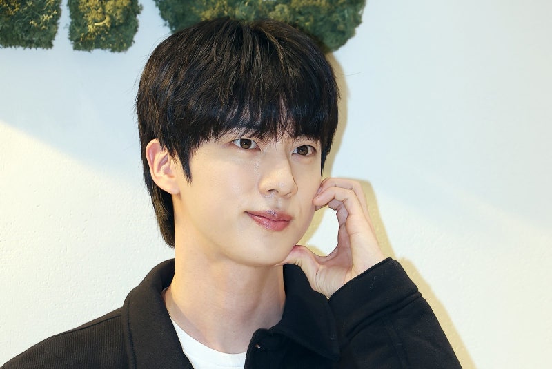 <b>BTS 진</b>에 ‘기습 뽀뽀’…50대 日여성 <b>강제추행</b> 혐의 <b>기소</b>