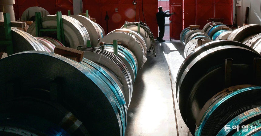 고환율에 신음하는 기업들 17일 경기 시흥에서 40년째 스테인리스 스틸 가공 제조업을 하고 있는 한 중소기업 사장이 오전 작업을 끝내고 작업장에서 휴식을 취하고 있다. 창고에는 주