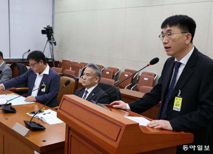 17일 국회 보건복지부위원회 회의실에서 열린 ‘지역의사 관련 법안에 대한 공청회’에서 김유일 대한의학회 지역의료정책이사(오른쪽)가 발언하고 있다. 이훈구 기자 ufo@donga.c