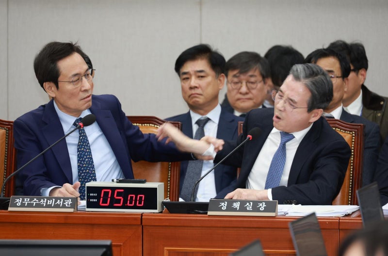 <b>김용범</b> “딸까지 거명할 필요가 있느냐”…김은혜 ‘딸 전세’ 언급에 ...