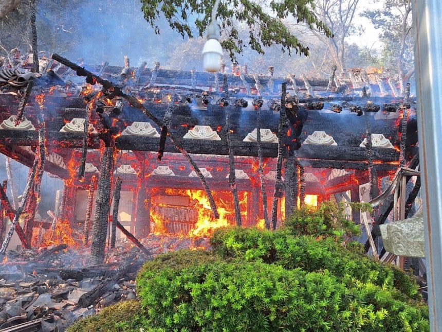 올해 5월 11일 여수소방에 따르면 이날 오후 3시 42분쯤 전남 여수 영취산 도솔암에서 불이 났다. 여수 소방 제공.&#160;