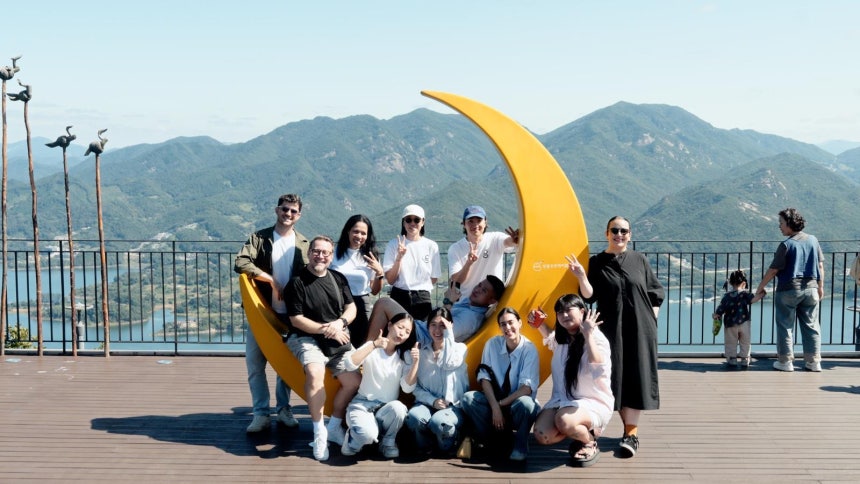 스타트업 ‘굿메이트트래블’의 지역 여행 프로그램에 참여한 외국인 관광객들이 충북 제천&#160;청풍호를 배경으로 남긴 기념사진. 한국관광공사 제공