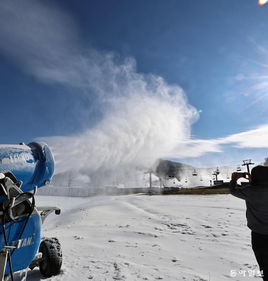 추워진 날씨에 개장 준비하는 스키장 18일 강원 평창군 모나 용평 스키장에서 21일 시즌 개장을 앞두고 제설 작업이 진행되고 있다. 평창=양회성 기자 yohan@donga.com