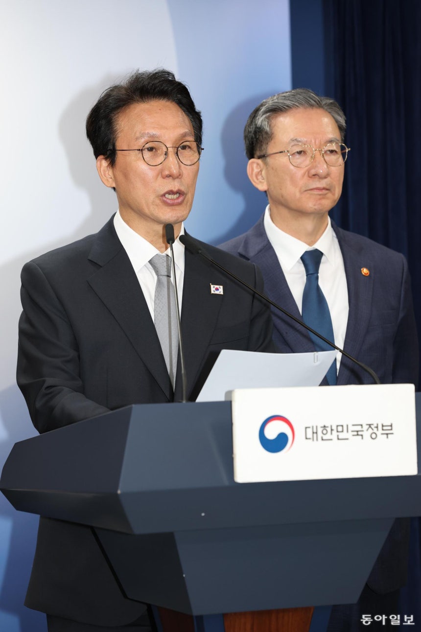 김민석 국무총리와 정성호 법무부 장관이 18일 오후 정부 서울청사에서 ‘론스타 ISDS 취소신청’ 관련 긴급 브리핑을 하고 있다. 한국 정부가 승소한 것으로 정부가 통보 받았다. 