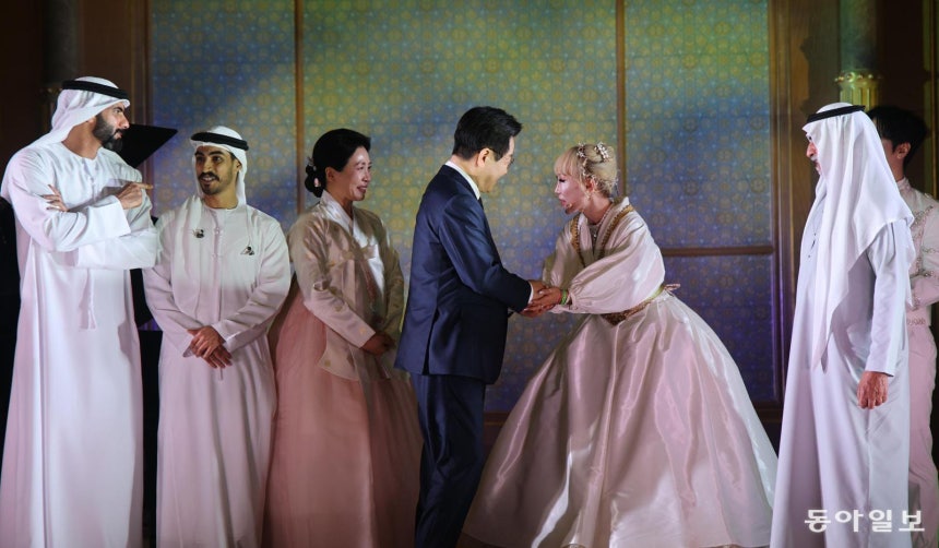 아랍에미리트(UAE)를 국빈 방문한 이재명 대통령(가운데)이 18일(현지 시간) 오후 UAE 대통령궁에서 열린 문화 행사에서 부인 김혜경 여사와 무대에 올라 조수미 성악가와 악수하