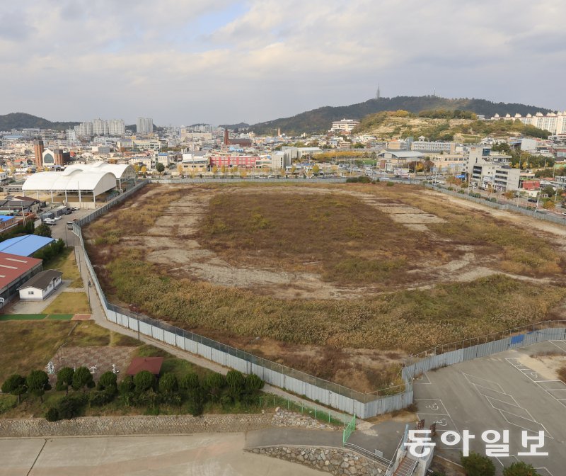 전남 목포시 용당동 옛 유달경기장 부지 전경. 목포시는 이 부지를 936억7400만 원에 매각했다고 밝혔다. 목포=박영철 기자 skyblue@donga.com