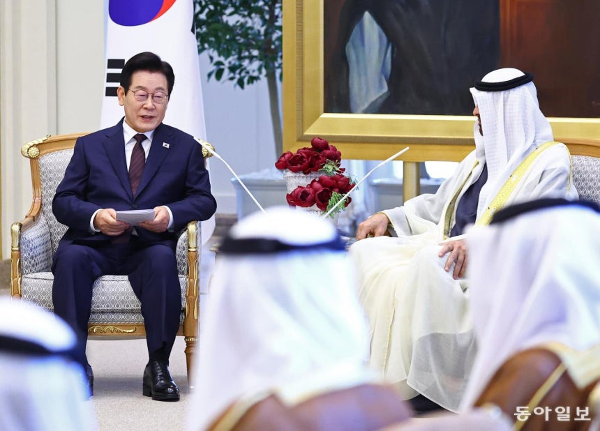 아랍에미리트(UAE)를 국빈 방문 중인 이재명 대통령이 18일(현지시간) 아부다비 대통령궁에서 무함마드 빈 자예드 알 나흐얀 UAE 대통령과 한-UAE 확대회담을 하고 있다. 20