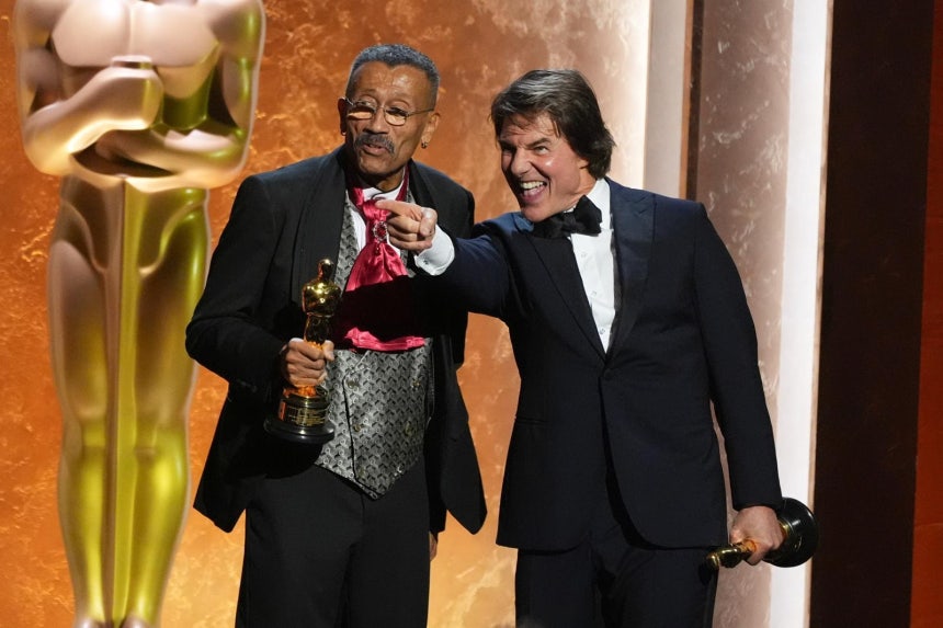 16일(현지 시간) 미국 로스앤젤레스에서 열린 제16회 거버너스 어워즈에서 아카데미 공로상을 수상한 할리우드 배우 톰 크루즈(오른쪽)와 프로덕션 디자이너 윈 토머스. 로스앤젤레스=