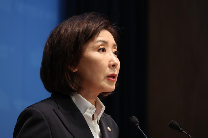 [서울=뉴시스] 김금보 기자 = 나경원 국민의힘 의원이 31일 오후 서울 여의도 국회 소통관에서 기자회견을 열고 이재명 대통령에 대한 재판 촉구, 추미애 법제사법위원회 위원장 규탄 등 현안 관련 발언을 하고 있다.