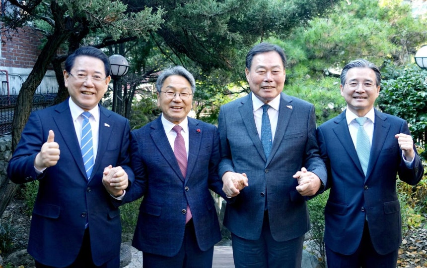 김영록 전라남도지사(왼쪽)가 19일 서울에서 광주 민간·군 공항 통합이전 현안논의와 관련 김용범 대통령실 정책실장(오른쪽), 강기정 광주광역시장(왼쪽 두 번째), 김산무안군수와 간