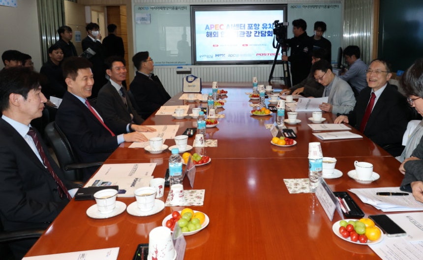 17일 경북 포항시 남구 아태이론물리센터 회의실에서 열린 ‘APEC AI센터 포항 유치 해외 연구기관장 간담회’에서 이강덕 포항시장(왼쪽에서 두 번째)을 비롯한 주요 연구기관장들이