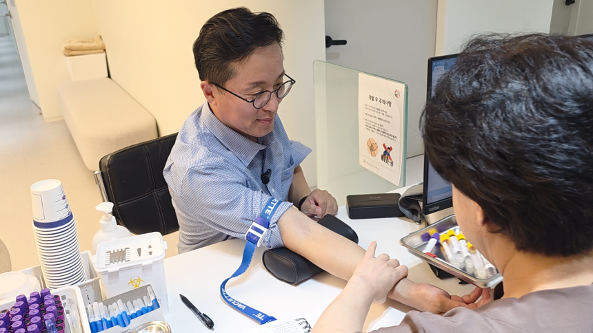 1일 서울 강남구 삼성동 광동병원에서 기능의학을 통한 건강 처방을 받기 위해 본보 이진한 의학전문기자가 채혈을 받고 있다. 광동병원 제공