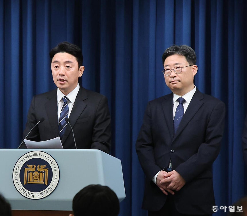 올해 6월 6일 강훈식 대통령비서실장이 하준경 경제성장수석비서관(오른쪽)의 임명을 발표하고 있다.  송은석 기자 silverstone@donga.com