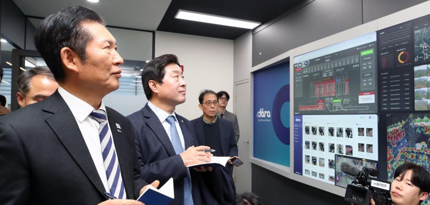 더불어민주당 정청래 대표(왼쪽)가 19일 대구 수성구 수성알파시티에 위치한 인공지능(AI) 기업 스피어AX의 융복합관제센터에서 AI 기반 지능형 폐쇄회로(CC)TV에 대한 설명을 듣고 있다. 대구=뉴스1