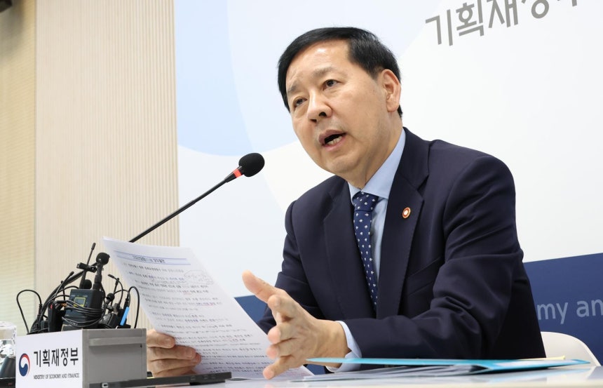 구윤철 경제부총리 겸 기획재정부 장관이 19일 세종시 정부세종청사에서 열린 출입기자 간담회에서 경제현안을 설명하고 있다. 2025.11.19. 뉴시스