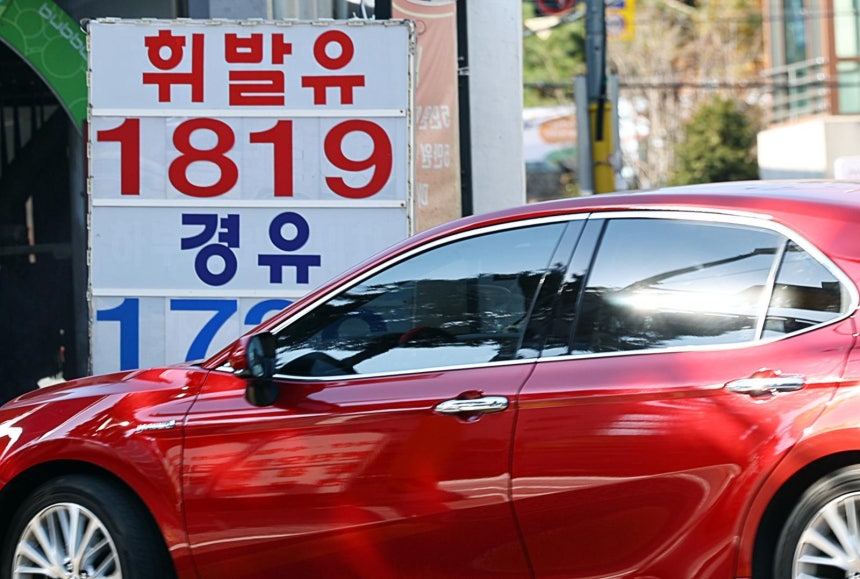 서울 주유소 휘발유 평균 판매 가격이 1800원대를 넘어선 19일 서울 한 주소에 휘발유 판매 가격이 게시되어 있다. 한국석유공사 유가정보시스템 오피넷에 따르면 이날 서울 주유소 