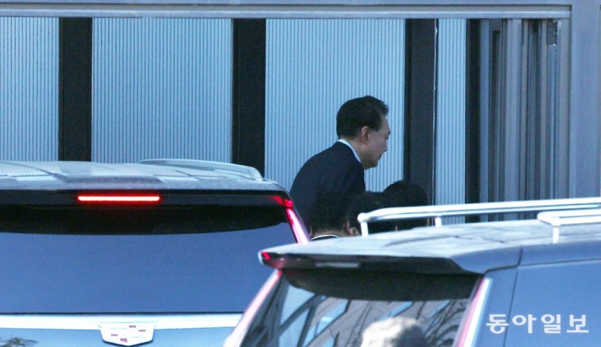 공수처 들어가는 윤석열 대통령. 박형기 기자 oneshot@donga.com