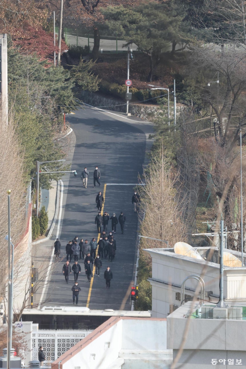 고위공직자범죄수사처(공수처)가 윤석열 대통령 체포영장 집행을 시도한 가운데 3일 오후 1시 30분 서울 용산구 대통령관저에서 철수하고 있다 .장승윤 기자 tomato99@donga.com