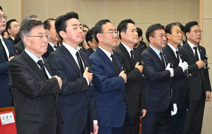 김덕룡 김영삼민주센터 이사장과 강훈식 대통령비서실장을 비롯한 참석자들이 21일 오전 서울 동작구 서울현충원에서 열린 ‘김영삼 전 대통령 서거 10주기 추모식’에서 국민의례를 하고 있다. 왼쪽부터 김 이사장, 강 비서