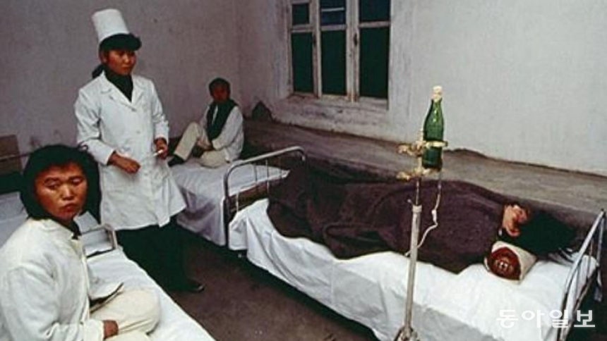 1990년대 중반 북한의 한 지방병원. 맥주병을 링거병으로 쓰고 있다. 그때나 30년이 지난 지금이나 북한의 열악한 의료상황은 바뀌지 않았다. 동아일보 DB
