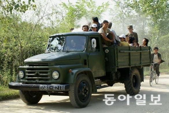 북한 어디서나 쉽게 볼 수 있는 써비차. 인원과 거리에 비례해 요금을 받고 적재함에 사람을 태운다. 동아일보 DB