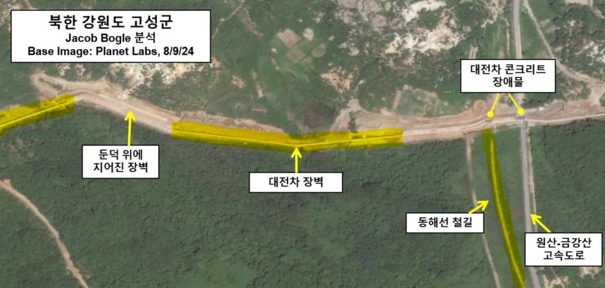 북한이 지난해 강원도 고성에 새로 설치한 장벽의 위성사진. 오론쪽 철길과 고속도로 지역이 강 씨가 온 루트다. 출처 Jacob Bogle 웹사이트.