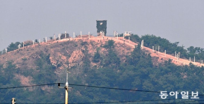 지난해 파주 맞은 편 북한 지역에 새롭게 정비를 마친 철조망과 감시탑. 고성에서 강 씨가 통과했던 감시탑과 구조가 같다. 동아일보 DB