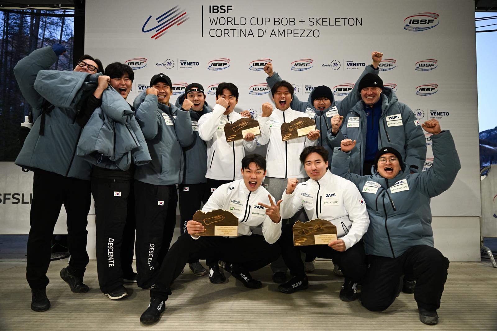 한국 <b>봅슬레이</b> 4인승, <b>월드컵</b> 출전 사상 첫 <b>동메달</b> “새로운 이정표 세...