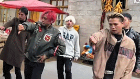 중국 농촌 출신의 5형제가 K팝 그룹 ‘빅뱅’을 흉내 내며 라이브 방송을 진행하고 있다. 틱톡 갈무리