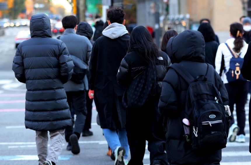 서울 종로구 광화문네거리에서 시민들이 이동하고 있다. 2025.11.19&#160;서울=뉴시스