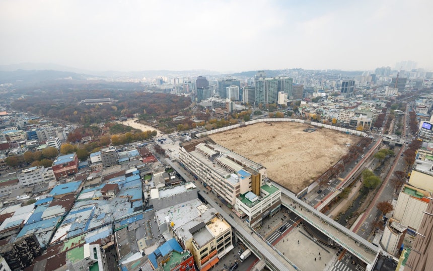 유네스코 세계유산인 종묘 인근 세운4구역의 고층 건물 개발을 두고 서울시와 정부의 갈등이 심화되고 있는 24일 서울 종로구 종묘와 세운4구역의 모습. 2025.11.24. 서울=뉴