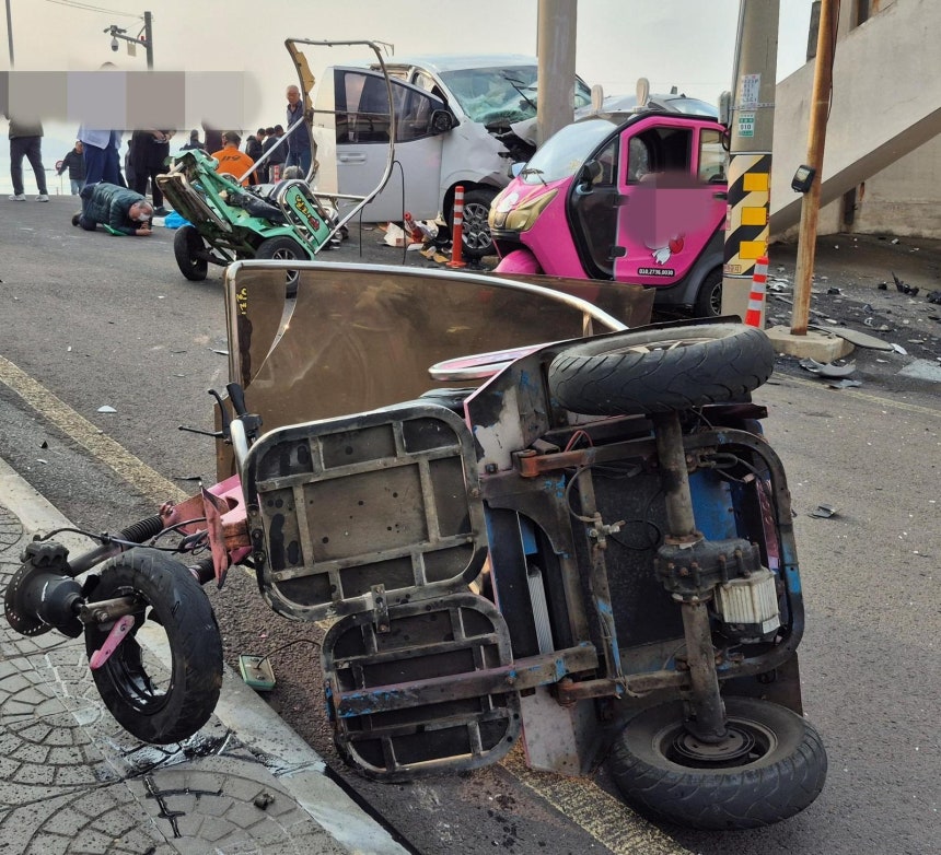 24일 제주 제주시 우도면 연평리 천진항 인근에서 62세 남성이 몰던 스타리아 승합차(사진 맨 위 차량)가 항구 대기실 방향으로 돌진해 삼륜차 등과 충돌한 뒤 전신주를 들이받고 멈춰 서 있다. 이 사고로 3명이 숨지