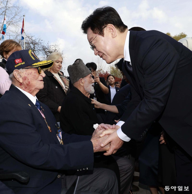 <b>튀르키예</b> 한국전 참전용사 만난 <b>이재명</b> 대통령 ‘감사합니다’[청계천...