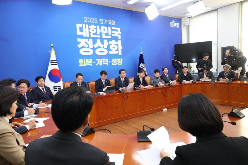 김병기 더불어민주당 원내대표가 18일 오전 서울 여의도 국회에서 열린 원내대책회의에서 발언을 하고 있다. 2025.11.18.서울=뉴시스