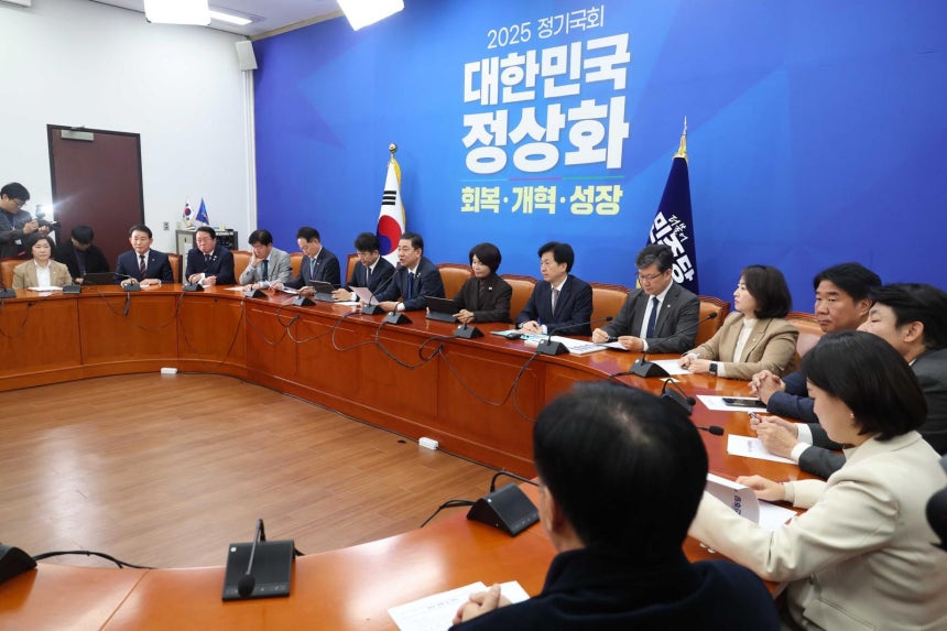 김병기 더불어민주당 원내대표가 25일 오전 서울 여의도 국회에서 열린 원내대책회의에서 발언을 하고 있다. 2025.11.25.&#160;서울=뉴시스