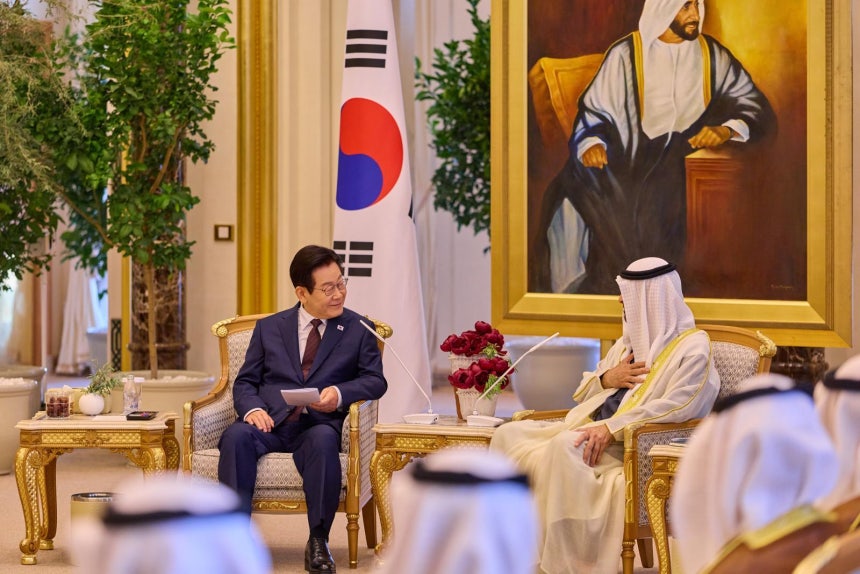아랍에미리트(UAE)를 국빈 방문 중인 이재명 대통령이 18일(현지시간) 아부다비 카사르 알 와탄 대통령궁에서 열린 무함마드 빈 자이드 알 나흐얀 UAE 대통령과 확대 정상회담에서