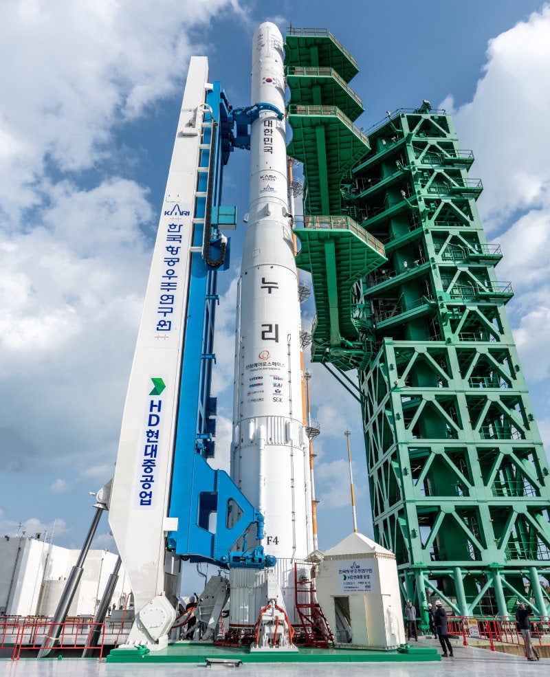 우뚝 선 누리호… 27일 새벽 4차 발사 예정 25일 전남 고흥군 나로우주센터에서 누리호 4차 발사를 위해 똑바로 세우는 기립 작업이 진행되고 있다. 26일 연료 주입을 위한 최종