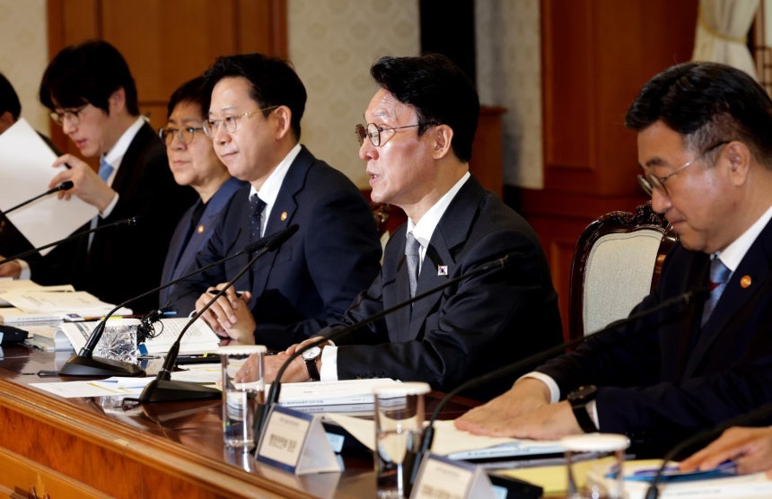 김민석 국무총리가 24일 오전 서울 종로구 정부서울청사에서 열린 과학기술관계장관회의에서 발언하고 있다. 왼쪽부터 하정우 대통령실 AI미래기획수석, 정은경 보건복지부장관, 배경훈 과
