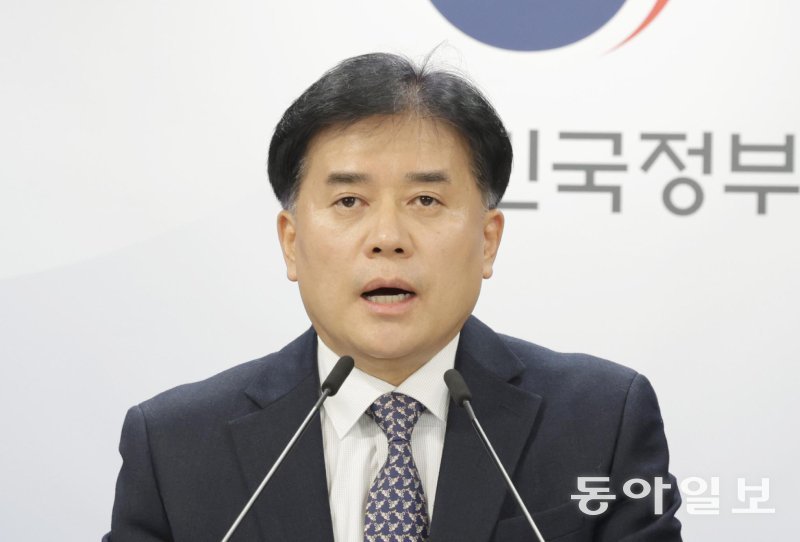 25일 정부서울청사에서 인사혁신처 박용수 차장이 국가공무원법 개정안&#160;입법 예고 내용을 설명하고 있다. 변영욱 기자 cut@donga.com