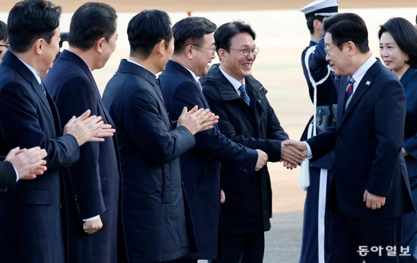 “다녀왔습니다” 아랍에미리트(UAE), 이집트, 남아프리카공화국, 튀르키예 등 4개국 순방 일정을 마치고 귀국한 이재명 대통령이 26일 경기 성남시 서울공항에 도착하자 김민석 국무