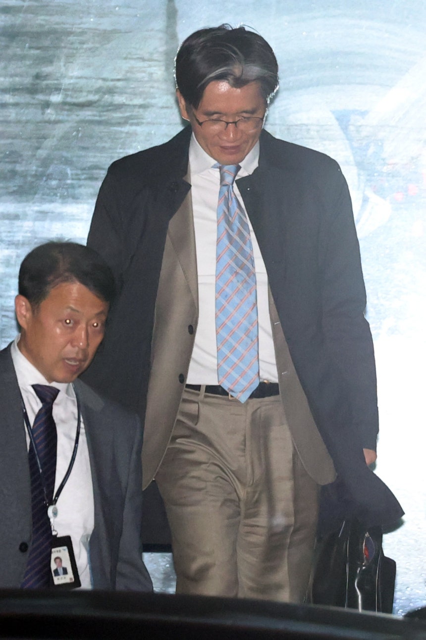 오동운  고위공직자범죄수사처(공수처) 처장이 26일 경기도 과천시 정부과천청사 공수처에서 퇴근을 하고 있다.   순직해병특검팀이 이날 오동운 공수처장과 이재승 차장 등 전현직 공수