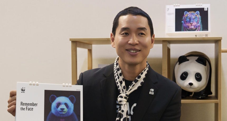 고상우 작가가 세계자연기금(WWF)과 함께 작업한 2026년 달력을 들어 보였다. WWF는 이 달력으로 얻은 후원금을 전액 멸종위기 동물 보호 활동에 사용한다. WWF 제공