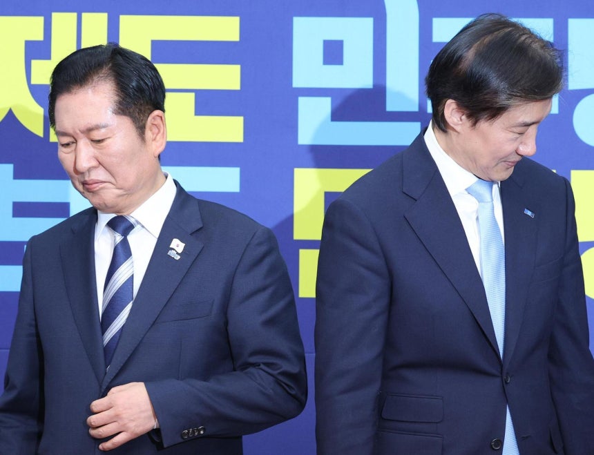 더불어민주당 정청래 대표(왼쪽)와 조국혁신당 조국 대표가 26일 서울 여의도 국회에서 만나 인사를 나눈 후 고개를 돌린 채 각자 자리로 이동하고 있다. 조 대표는 이날 취임 인사차