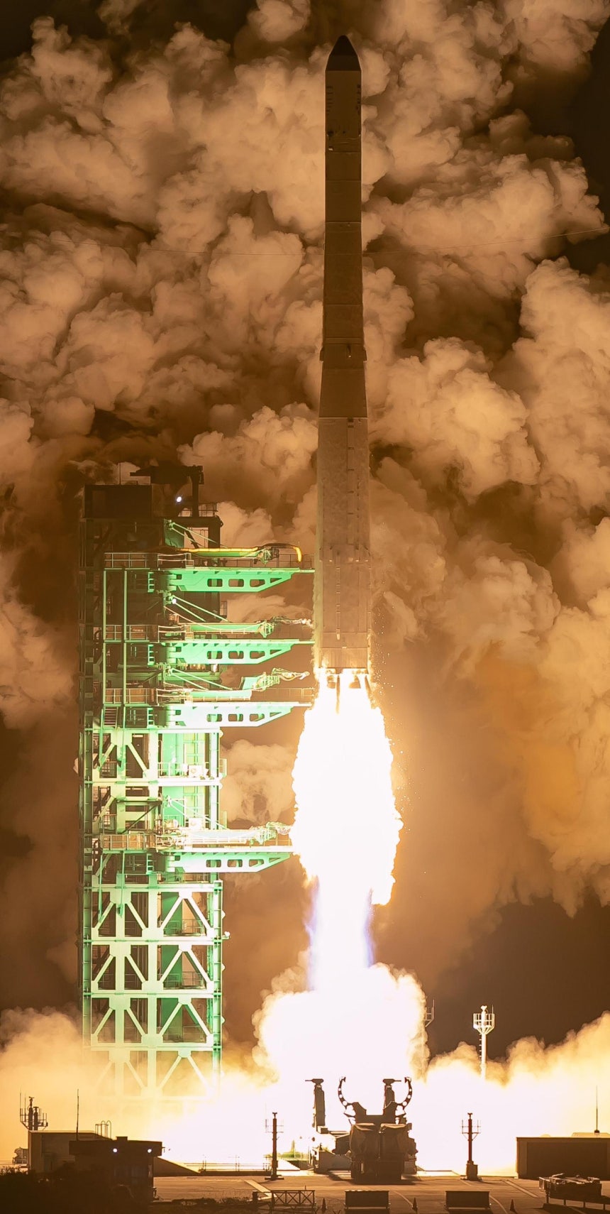 27일 오전 1시 13분 전남 고흥군 나로우주센터에서 한국형 발사체 누리호가 밤하늘을 가르며 솟구치고 있다. 누리호에 탑재된 13기의 위성이 모두 궤도에 안착하는 등 누리호는 성공